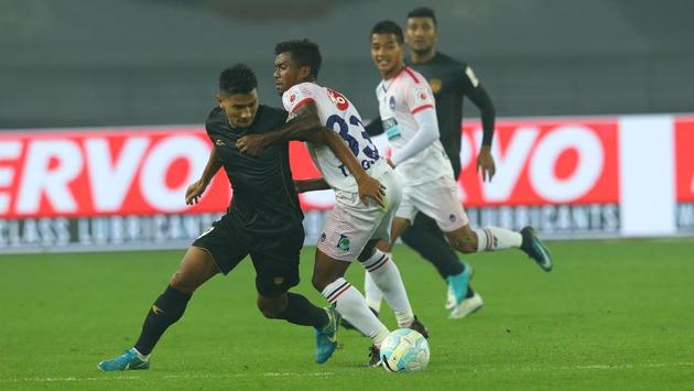 Seiminlen Doungel of NorthEast United battles with Munmun Timothy Lugun of Delhi Dynamos.  (ISL / SPORTZPICS) 