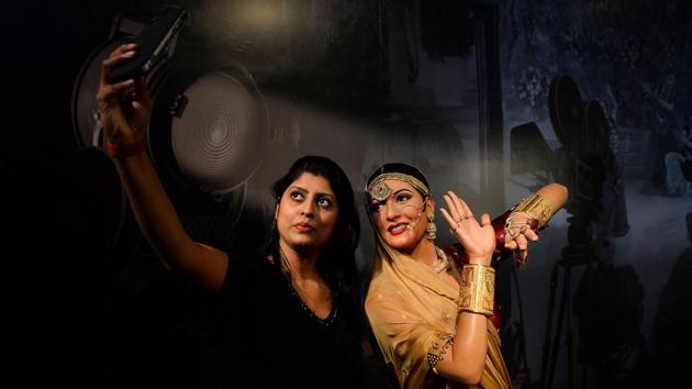 A visitor takes a selfie with the wax statue of Indian Bollywood actress Madhubala during the opening of Madame Tussauds Delhi in New Delhi on November 30, 2017. (Sajjad Hussain / AFP)