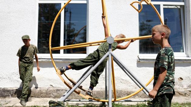"Patriot" club members use the physical training facilities during a visit to the "Russian Knights" base. This field camp trains more than 1,500 teenagers a year. (Eduard Korniyenko / REUTERS) "Patriot" club members use the physical training facilities during a visit to the "Russian Knights" base. This field camp trains more than 1,500 teenagers a year. (Eduard Korniyenko / REUTERS)