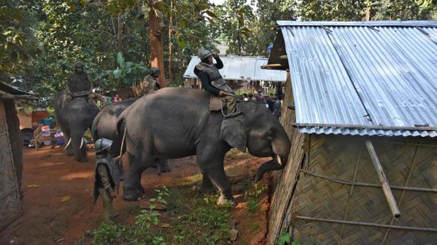 Policemen atop elephants demolish huts which forest officials claimed were illegally built during an anti-encroachment drive at the Amchang Wildlife Sanctuary in Guwahati, Assam on November 27, 2017. (Anuwar Hazarika / REUTERS)