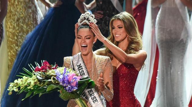 Miss South Africa 2017, Demi-Leigh Nel-Peters (L), is crowned new Miss Universe 2017 by Miss Universe 2016, Iris Mittenaere, on November 26, 2017 in Las Vegas, Nevada. (Patrick Gray / AFP)