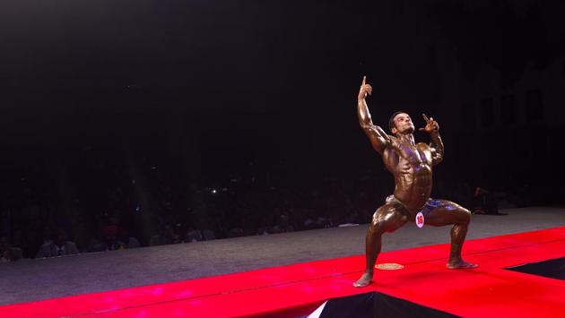 A participant among the final 10 flexes during the "Talwalkars Classique 2017" National invitational Body Building championship held at Shanmukhanand Hall, Matunga in Mumbai, Maharashtra on November 28, 2017. (Anshuman Poyrekar / HT Photo)