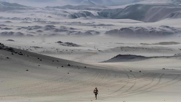 An ultra-marathoner takes part in the second stage of the first edition of the Marathon des Sables Peru between Coyungo and Samaca on November 29, 2017 in the Ica Desert . Participants in the race will cover approximately 250 kms, divided into six stages through the Ica Desert at a free pace and in self-sufficiency conditions from November 28 to December 4, 2017. (Jean-Philippe Ksiazek / AFP)