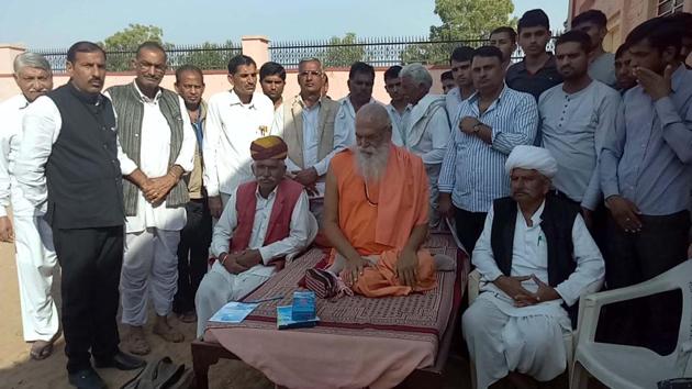 Vishnoi religious leader Swami Ramanand and other members of community on a dharna.(HT Photo)