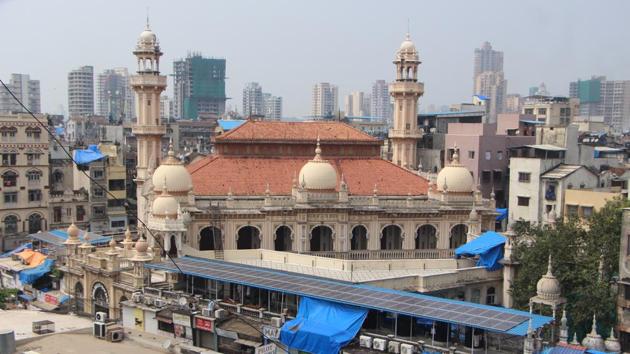 Spread across more than an acre, the two-storey quadrangular mosque at Janjikar Street is run by the Juma Masjid of Bombay trust.(HT)