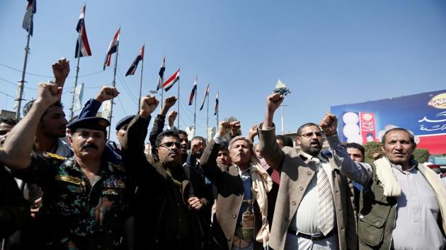 Houthi followers shout slogans during a gathering celebrating Houthi advancement on forces loyal to Yemen's former president Ali Abdullah Saleh at Tahrir Square in Sanaa, Yemen December 3, 2017. (REUTERS Photo) Houthi followers shout slogans during a gathering celebrating Houthi advancement on forces loyal to Yemen's former president Ali Abdullah Saleh at Tahrir Square in Sanaa, Yemen December 3, 2017. (REUTERS Photo)