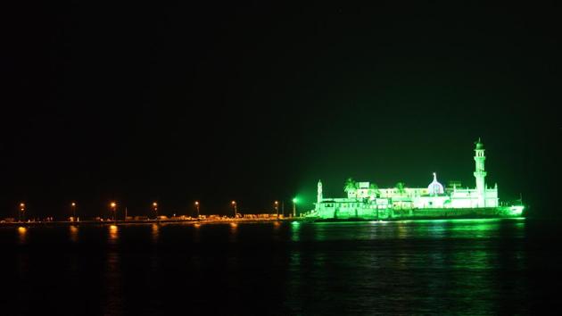 Haji Ali dargah was lit up in green on the occasion of Eid on Saturday. (Pramod Thakur/HT Photo) Haji Ali dargah was lit up in green on the occasion of Eid on Saturday. (Pramod Thakur/HT Photo)