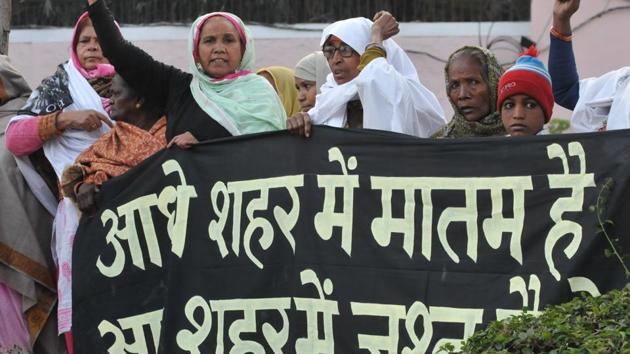 Survivors of Bhopal gas tragedy protest against a half marathon district administration organised on Sunday,coinciding with the 33rd anniversary of the industrial disaster. (Mujeeb Faruqui/HT Photo) Survivors of Bhopal gas tragedy protest against a half marathon district administration organised on Sunday,coinciding with the 33rd anniversary of the industrial disaster. (Mujeeb Faruqui/HT Photo)