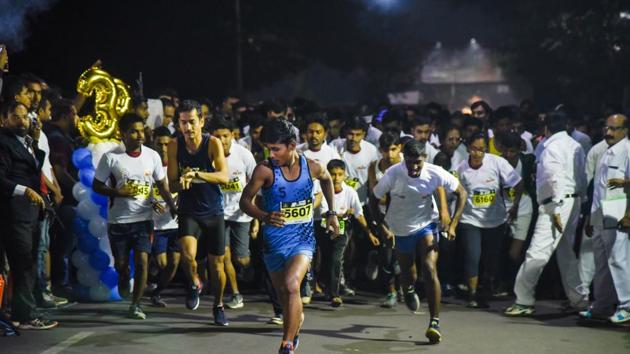 Ethiopia’s Getachew Besha clocked 2 hours 15.15s to finish first position while Zelalem Lema Dlema, another Ethiopian, clocked 2 hours 15.31s to grab the second position at the Pune International Marathon held on Sunday in the city. (Sanket Wankhade/HT PHOTO)
