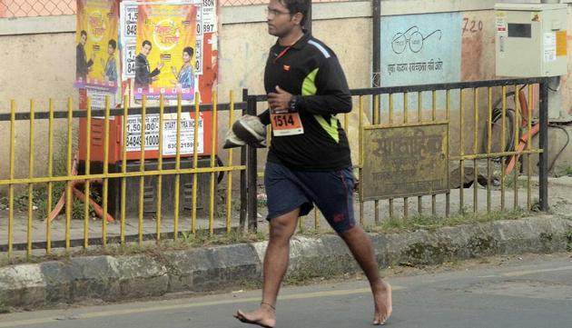 A man runs barefoot during the marathon on Sunday. The Pune International Marathon, once the blue-ribbon event of the city’s sporting calendar and a marathon that had gained an international reputation drawing the best long-distance runners in the world, has fallen on hard times. (Ravindra Joshi/HT PHOTO)