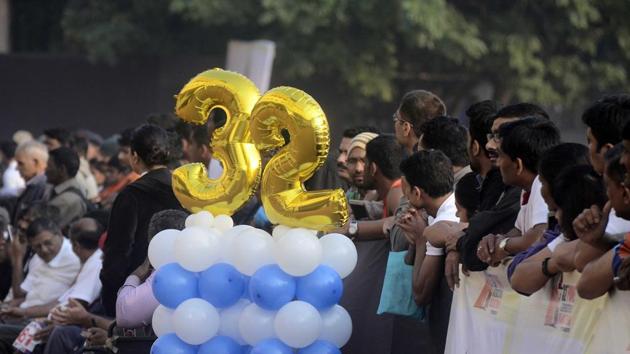 Many spectators has gathered to witness the 32nd edition og the Pune International Marathon on Sunday, December 3, 2017. (Ravindra Joshi/HT PHOTO)
