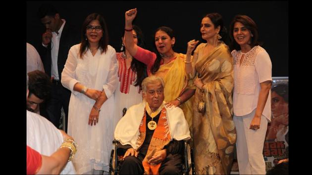 Veteran actor Shashi Kapoor (C) was awarded with Dadasaheb Phalke award in 2015. (From left) Zeenat Aman, Shabana Azmi, Rekha, Neetu Singh - Kapoor and Shashi Kapoor during the award ceremony in Mumbai. (Pramod Thakur / HT Photo) 