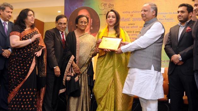 Actor and Member of Parliament, Hema Malini was on Sunday conferred with the ‘Naushad Samman’ for her expertise in Indian Classical dance. (HT Photo) Actor and Member of Parliament, Hema Malini was on Sunday conferred with the ‘Naushad Samman’ for her expertise in Indian Classical dance. (HT Photo)