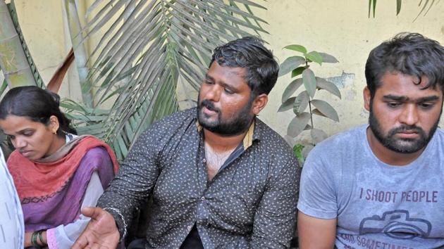 Aniket Kothale's brothers and wife Sandhya interact with police officer in Sangli. (Hindustan Times) Aniket Kothale's brothers and wife Sandhya interact with police officer in Sangli. (Hindustan Times)
