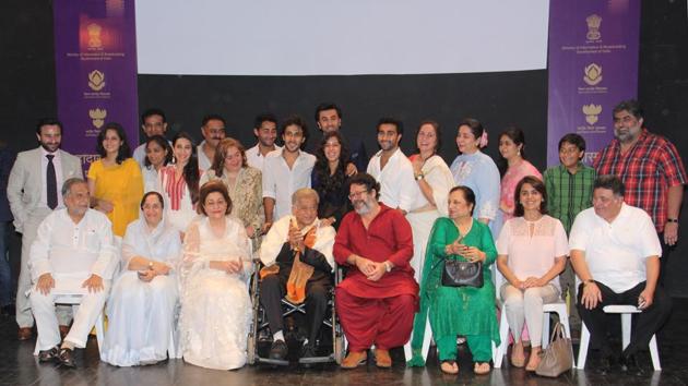 Kapoor family poses for a picture during the Dadasaheb Phalke award ceremony in Mumbai. Shashi Kapoor will remain a visionary for a film industry that normally doesn’t dare to go beyond the mathematics of box office.  (HT Photo) 