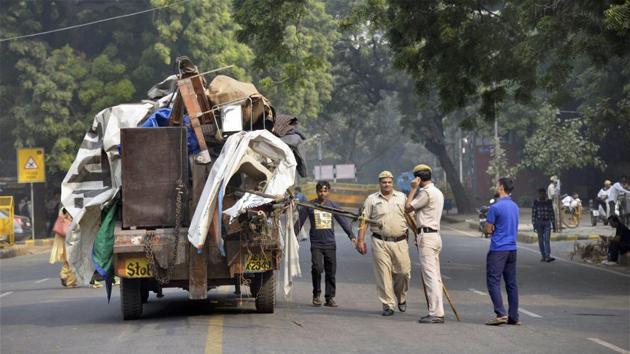 Police monitor eviction of protest material following a National Green Tribunal (NGT) order to free Jantar Mantar off protesters, in New Delhi on October 30. (PTI) Police monitor eviction of protest material following a National Green Tribunal (NGT) order to free Jantar Mantar off protesters, in New Delhi on October 30. (PTI)