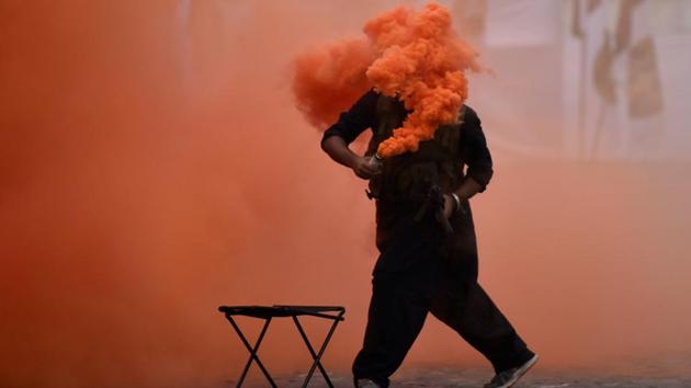 The Navy presented spectacular performances for the crowd gathered at Gateway of India. (Kunal Patil/HT PHOTO) 