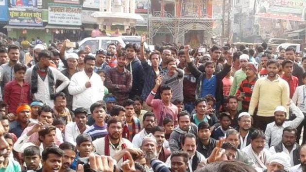An angry mob blocking a road at Bhabua in protest against an objectionable WhatsAppp message. (HT photo) An angry mob blocking a road at Bhabua in protest against an objectionable WhatsAppp message. (HT photo)