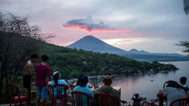 Tourists gather to watch Mount Agung at Amed beach in Karangasem on Indonesia’s resort island of Bali last week. (AFP File Photo) Tourists gather to watch Mount Agung at Amed beach in Karangasem on Indonesia’s resort island of Bali last week. (AFP File Photo)