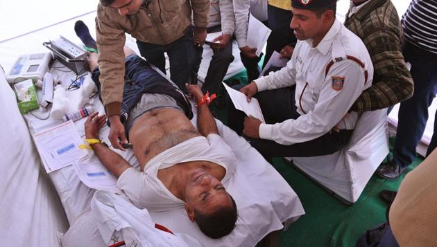 Traffic police personnel undergo a medical check-up at the Traffic Police Headquarters in Todarpur, New Delhi, on Monday. (Raj K Raj/HT PHOTO) Traffic police personnel undergo a medical check-up at the Traffic Police Headquarters in Todarpur, New Delhi, on Monday. (Raj K Raj/HT PHOTO)