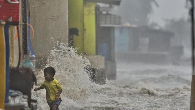 Water entered a slum near the sea at Bandra Bandstand. (Satyabrata Tripathy /HT)