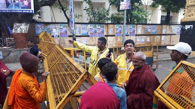 Roads leading to Dadar Chowpatty were closed as a precautionary measure. (Bhushan Koyande/HT)