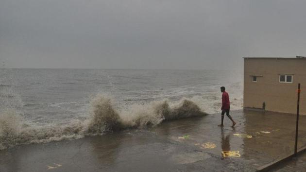 Waves were as high as 4.35 metres at Bandra on Tuesday afternoon. (Satyabrata Tripathy/HT)