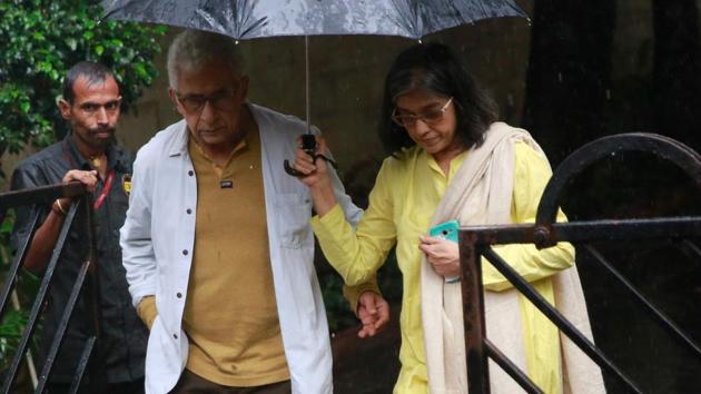 Actors Naseeruddin Shah (L), along with his wife Ratna Pathak arrive to attend the funeral of actor Shashi Kapoor in Mumbai. Kapoor, a three-time winner at India’s National Film Awards, is survived by his three children – Sanjana, Kunal and Karan. (Rafiq Maqbool / AP) 