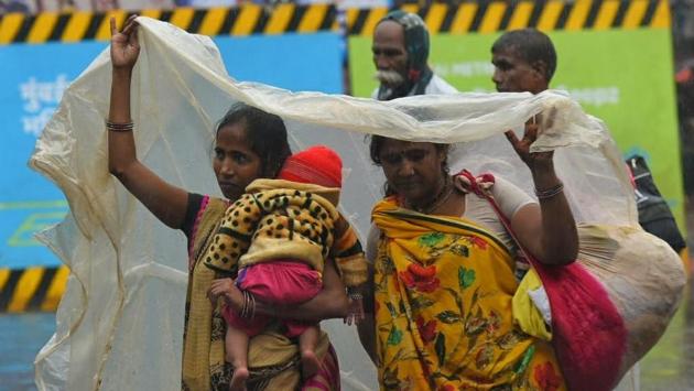 Heavy showers were reported from various parts of the city as well as the suburbs. Areas such as Mahalaxmi, Worli and Sion have been experiencing rain, as have low-lying areas such as Parel, Lalbaug and Kurla. (Pratik Chorge / HT Photo) Heavy showers were reported from various parts of the city as well as the suburbs. Areas such as Mahalaxmi, Worli and Sion have been experiencing rain, as have low-lying areas such as Parel, Lalbaug and Kurla. (Pratik Chorge / HT Photo)