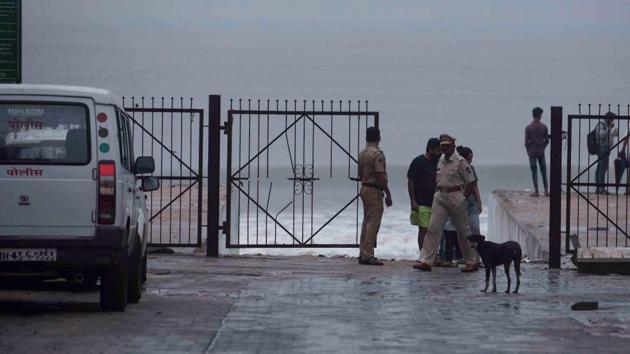 The civic body has issued warnings to people to stay away from the seashore as high tide levels will be higher than usual, touching five meters. The Mumbai IMD centre has urged fisherman working on the Maharashtra-Goa coasts to not venture out to sea for the next 48 hours. (HT Photo) The civic body has issued warnings to people to stay away from the seashore as high tide levels will be higher than usual, touching five meters. The Mumbai IMD centre has urged fisherman working on the Maharashtra-Goa coasts to not venture out to sea for the next 48 hours. (HT Photo)