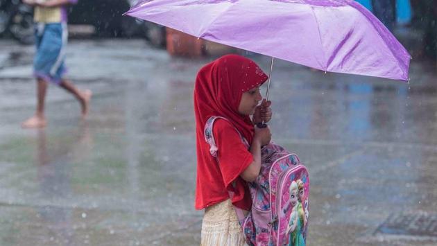 Schools and colleges remained closed as a precautionary measure as per the Maharashtra government’s order. According to KS Hosalikar, deputy director general, western region, IMD, “heavy showers are expected in various areas along the Konkan coast.” “There will be heavy rain all along south Gujarat coast”, he added. (Satish Bate / HT Photo) Schools and colleges remained closed as a precautionary measure as per the Maharashtra government’s order. According to KS Hosalikar, deputy director general, western region, IMD, “heavy showers are expected in various areas along the Konkan coast.” “There will be heavy rain all along south Gujarat coast”, he added. (Satish Bate / HT Photo)