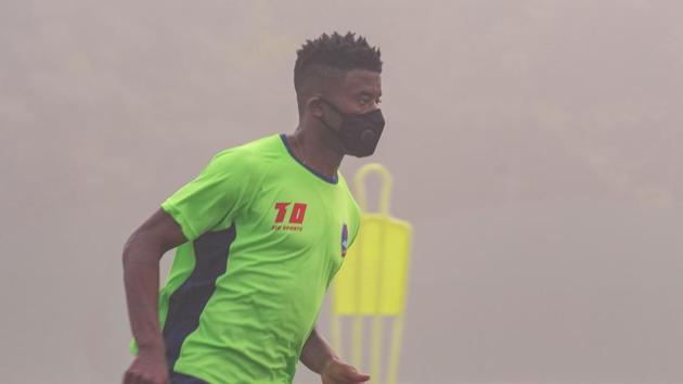 A player of the Indian Super League (ISL) team, Delhi Dynamos, trains at the Jawaharlal Nehru Stadium wearing a pollution mask during a smog spell in New Delhi (file pic). (HT Photo) A player of the Indian Super League (ISL) team, Delhi Dynamos, trains at the Jawaharlal Nehru Stadium wearing a pollution mask during a smog spell in New Delhi (file pic). (HT Photo)