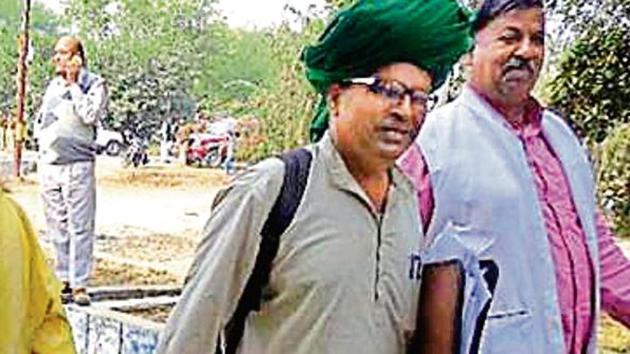 Prof Pal (in green turban) with his supporter (extreme left) carrying the bag of coins worth Rs 15,000. (HT Photo) Prof Pal (in green turban) with his supporter (extreme left) carrying the bag of coins worth Rs 15,000. (HT Photo)