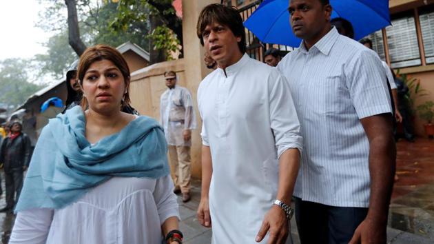 Shahrukh Khan (C) leaves after attending the funeral of Bollywood actor Shashi Kapoor. About a dozen policemen draped the actor’s body in tricolour, which was later removed for the rituals. This was followed by a minute’s silence. (Danish Siddiqui / REUTERS) 
