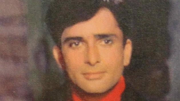 Shashi Kapoor Dies At 79 Funeral In Mumbai Today Hindustan Times (cnn) beloved bollywood actor shashi kapoor died monday evening at a hospital in mumbai, india, a hospital spokesman said.