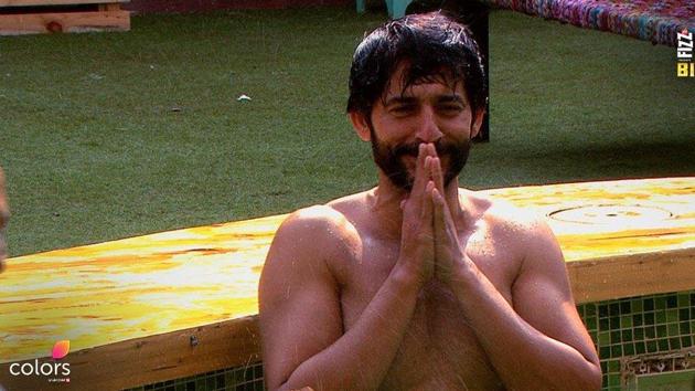 Hiten Tejwani had to strip for Arshi Khan and jump inside the pool for Arshi Khan during a task on Bigg Boss 11. Hiten Tejwani had to strip for Arshi Khan and jump inside the pool for Arshi Khan during a task on Bigg Boss 11.