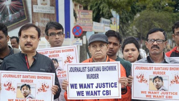 Journalists form human chain in demand of the CBI investigation into Santanu Bhowmik murder case in Agartala.(PTI File Photo)
