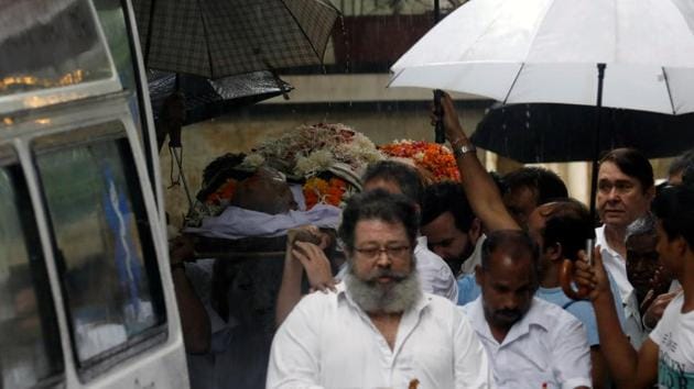 Relatives and friends of Bollywood actor Shashi Kapoor carry his body to an ambulance before his funeral in Mumbai.(REUTERS)