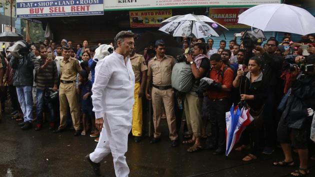 Bollywood actor Suresh Oberoi arrives to attend the funeral of Shashi Kapoor in Mumbai. (Rafiq Maqbool / AP) 