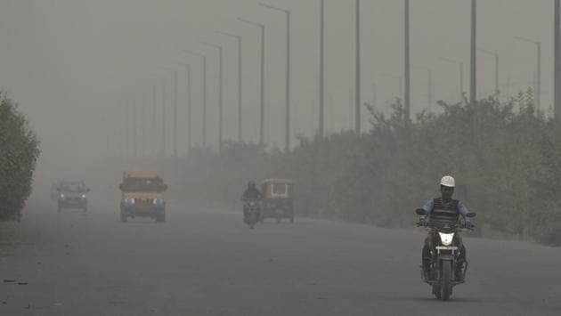 The air quality index was 411 on Tuesday with the major pollutant being PM2.5. (Virendra Singh Gosain/HT Photo) The air quality index was 411 on Tuesday with the major pollutant being PM2.5. (Virendra Singh Gosain/HT Photo)