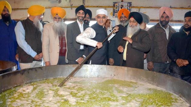 Khan also visited the Golden Temple and performed sewa at the Langar hall in Golden Temple. (Sameer Sehgal/HT) Khan also visited the Golden Temple and performed sewa at the Langar hall in Golden Temple. (Sameer Sehgal/HT)