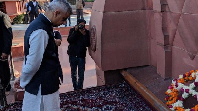 Mayor of London Sadiq Khan paying tribute to martyrs at the Jallianwala Bagh in Amritsar on Wednesday. (Twitter) Mayor of London Sadiq Khan paying tribute to martyrs at the Jallianwala Bagh in Amritsar on Wednesday. (Twitter)