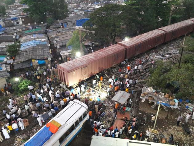 The train derailed at 3.43pm near Diva junction. (Praful Gangurde) The train derailed at 3.43pm near Diva junction. (Praful Gangurde)