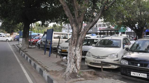 Parkings across the city has been an issue with motorists facing inconvenience. (HT Photo) Parkings across the city has been an issue with motorists facing inconvenience. (HT Photo)