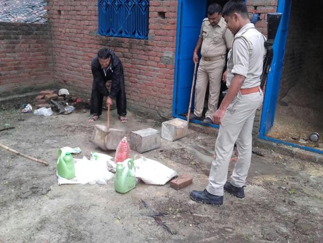 Cops in action against an illegal liquor kiln in trans-Ganga area of Allahabad. (HT File Photo) Cops in action against an illegal liquor kiln in trans-Ganga area of Allahabad. (HT File Photo)