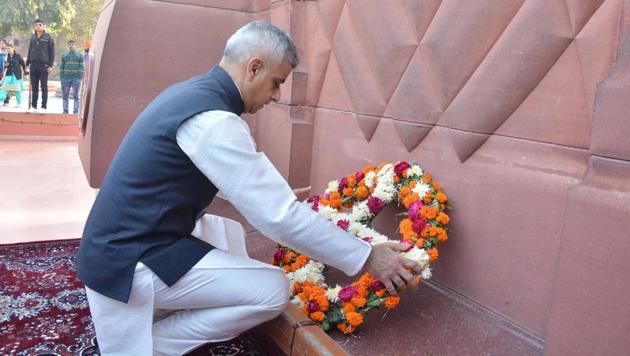 Sadiq Khan laying wreath to pay tribute to martyrs at Jallianwala Bagh. (Sameer Sehgal/HT) Sadiq Khan laying wreath to pay tribute to martyrs at Jallianwala Bagh. (Sameer Sehgal/HT)