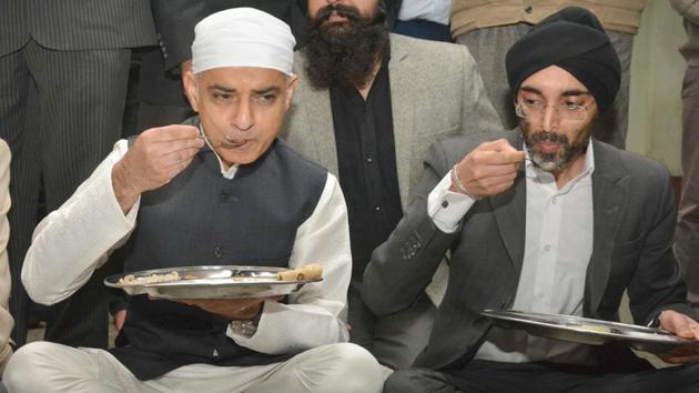 Sadiq Khan praised the hospitality at the Golden Temple and had food in the Langar hall. (Sameer Sehgal/HT) Sadiq Khan praised the hospitality at the Golden Temple and had food in the Langar hall. (Sameer Sehgal/HT)