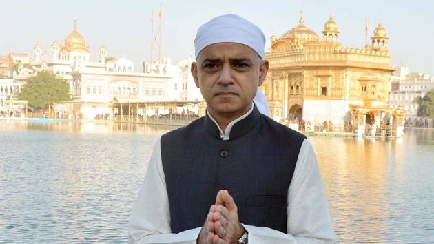Mayor of London Sadiq Khan paying obeisance at Golden Temple in Amritsar on Wednesday. He arrived in Amritsar on Tuesday evening after visiting Mumbai and Delhi. (Sameer Sehgal/HT) Mayor of London Sadiq Khan paying obeisance at Golden Temple in Amritsar on Wednesday. He arrived in Amritsar on Tuesday evening after visiting Mumbai and Delhi. (Sameer Sehgal/HT)