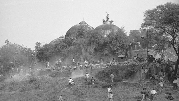 A politically charged crowd after speeches by LK Advani, Murli Manohor Joshi and Uma Bharti stormed the Babri Masjid and razed it to the ground, sparking anti-communal riots across India in which an estimated 2000 people were killed. (Sanjay Sharma / HT Photo) 