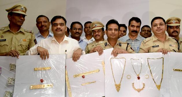 A gang of burglars looted 30 lockers in Bank of Baroda’s Sanpada branch in Navi Mumbai. (Bachchan Kumar/HT photo) A gang of burglars looted 30 lockers in Bank of Baroda’s Sanpada branch in Navi Mumbai. (Bachchan Kumar/HT photo)